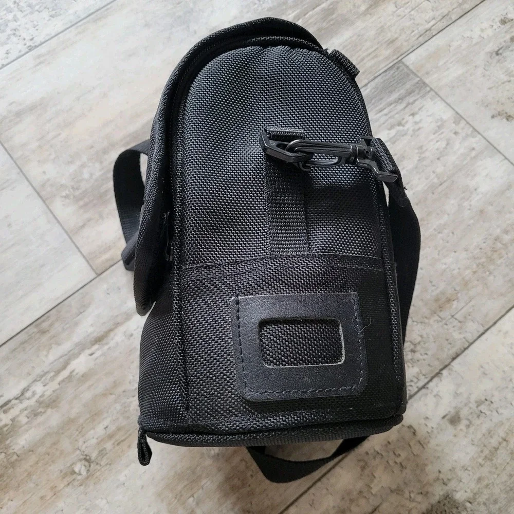 Nikon CL-M2 Semi-Soft Ballistic Nylon Lens‎ Case